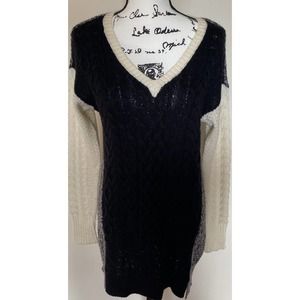 Women’s Signature Studio Size Small V-Neck Sweater BoHo Long Sleeve Black/Cream